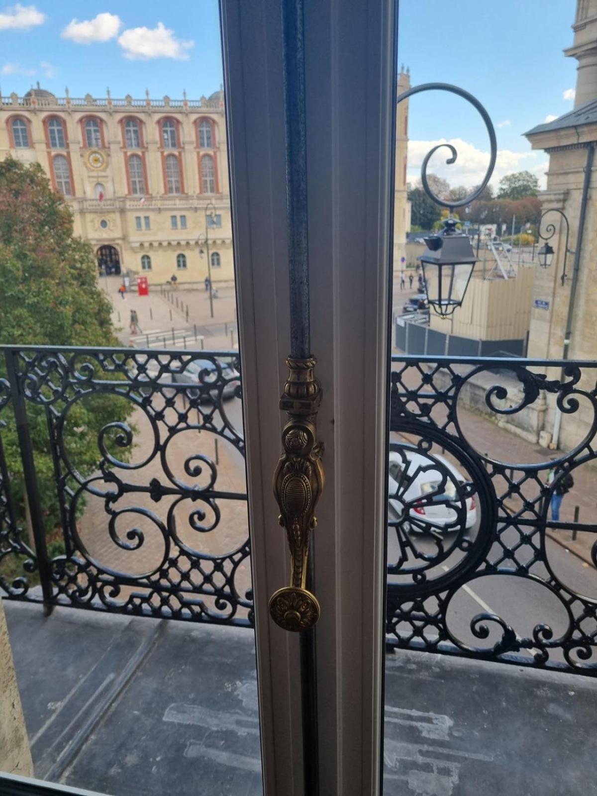 Face Chateau St Germain En Laye, Appartement 4 A 6 Personnes, 23 Min De Paris Champs-Elysees Saint-Germain-en-Laye Exterior photo